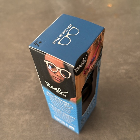 REAL SHADES Screen Shades (Age 7+) - Picture 2 of 6